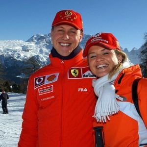 Le pilote allemand de Formule 1 Michael Schumacher pose avec sa femme Corinna sur une piste lors du traditionnel meeting Ferrari de trois jours à Madonna di Campiglio, en Italie, le 16 janvier 2003. Photo Dpa/Abaca