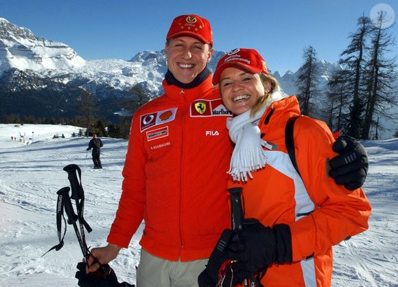 Le pilote allemand de Formule 1 Michael Schumacher pose avec sa femme Corinna sur une piste lors du traditionnel meeting Ferrari de trois jours à Madonna di Campiglio, en Italie, le 16 janvier 2003. Photo Dpa/Abaca