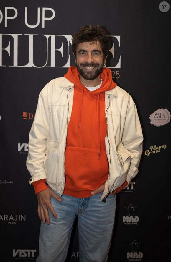 A chacune de ses apparitions, le quadragénaire affiche toujours un impeccable sourire. Mais derrière cette jovialité permanente, se cache des blessures, dont il parle pour la première fois dans son autobiographie, "Un homme debout", sorti aux éditions Leduc. 

Agustin Galiana - Photocall du Pop up store Influence à Paris le 12 octobre 2025. © Florent Lavieille - Rachid Bellak / Bestimage