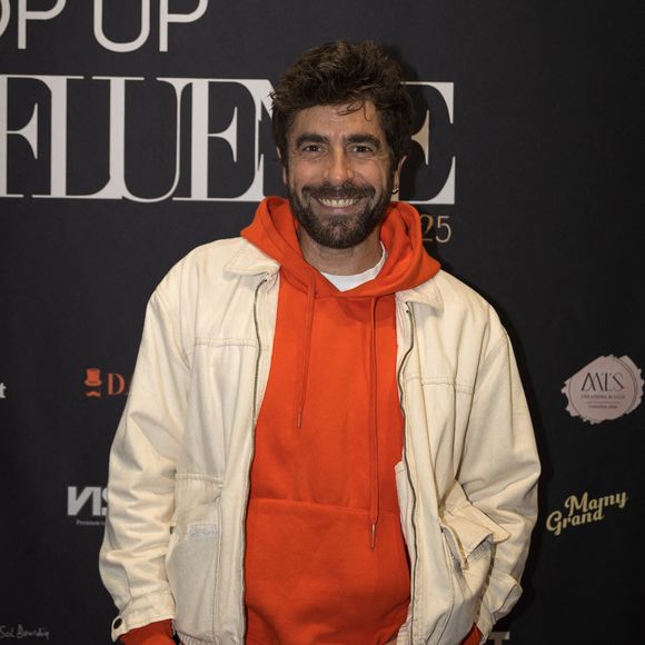 A chacune de ses apparitions, le quadragénaire affiche toujours un impeccable sourire. Mais derrière cette jovialité permanente, se cache des blessures, dont il parle pour la première fois dans son autobiographie, "Un homme debout", sorti aux éditions Leduc. 

Agustin Galiana - Photocall du Pop up store Influence à Paris le 12 octobre 2025. © Florent Lavieille - Rachid Bellak / Bestimage