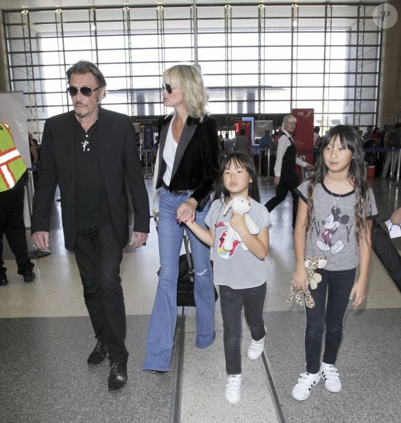 Excédée par le trop grand nombre de visites, la maman de Jade et Joy...


Johnny Hallyday avec sa femme Laeticia et ses enfants Jade et Joy en partance pour Paris arrivent à l'aéroport Lax de Los Angeles le 25 juin 2016. 