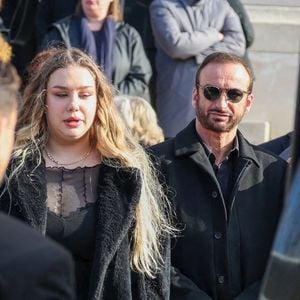 Milla Savarese, la fille de la défunte, le veuf Michel Ferracci à la sortie des obsèques d'Emilie Dequenne au cimetière Père Lachaise à Paris, France, le 26 mars 2025. © Cyril Moreau/Bestimage