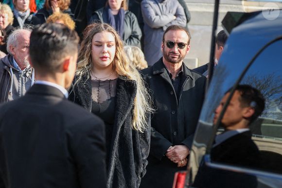Milla Savarese, la fille de la défunte, le veuf Michel Ferracci à la sortie des obsèques d'Emilie Dequenne au cimetière Père Lachaise à Paris, France, le 26 mars 2025. © Cyril Moreau/Bestimage