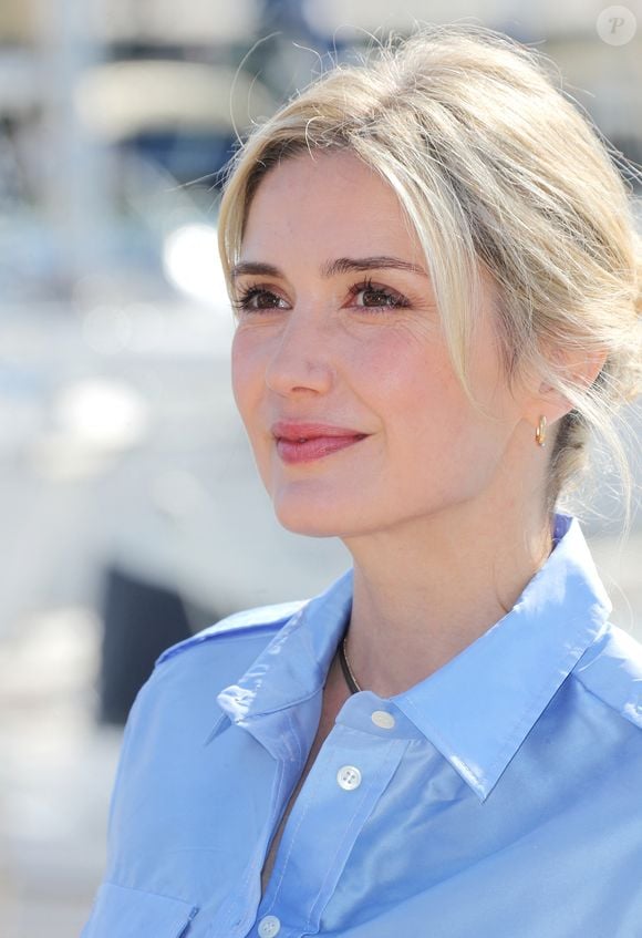 "Mon couple à l'écran amuse mon mari", avait-elle indiqué en interview pour le magazine Nous Deux. 

Sabine Perraud - Photocall de la série "Ici tout commence" lors de la 26ème Edition du Festival de la Fiction de La Rochelle. Le 14 septembre 2024
© Patrick Bernard / Bestimage