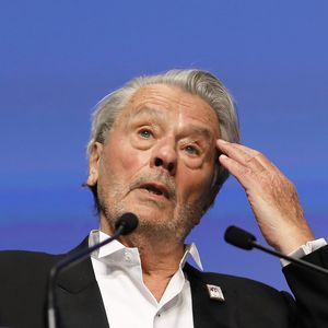 Alain Delon (avec un badge Paris Match d'une ancienne couverture du magazine titrant "Alain Delon, mes deux amours, Rosalie et Anouchka) - Remise de la Palme d'Honneur à Alain Delon lors du 72ème Festival International du Film de Cannes. On may 19th 2019
© Jacovides-Moreau / Bestimage
