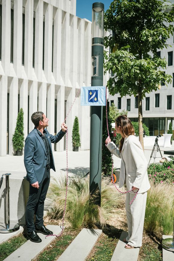 Alors que les enfants Delon étaient invités à l'inauguration du parvis Alain Delon au coeur du Campus Georges Méliès de Cannes, c'est Liv Delon la fille cadette d'Anthony qui est venue en présence du maire de la ville, David Lisnard, à Cannes, France, le 22 mai 2026. © Sam Delpech/Bestimage