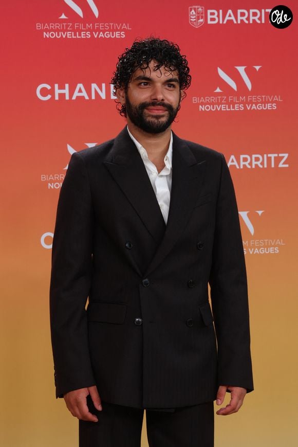 De nombreuses personnalités, à l'instar de Sami Outalbali ou Ana Girardot, ont encore bravé les températures caniculaires sur le tapis rouge, ce jeudi 25 juin.

Sami Outalbali au théâtre La Gare du Midi à Biarritz dans le cadre du Biarritz Film Festival - Nouvelles Vagues le 25 juin 2026.

© Jean-Marc Lhomer / Bestimage