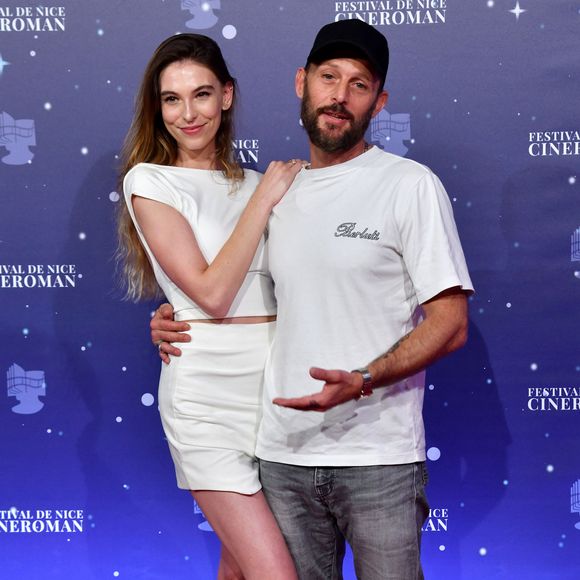 Loin de cette affaire, l'acteur a profité en famille avec sa femme Chloé Roy 

Nicolas Duvauchelle et sa compagne Chloé Roy - 3ème soirée de la 5ème édition du festival CinéRoman au cinéma Pathé Gare du Sud à Nice le 5 octobre 2023. © Bruno Bebert/Bestimage