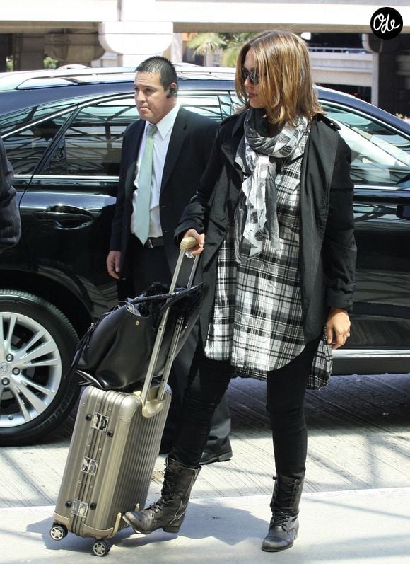 L’actrice Jessica Alba apparaissait également avec des modèles Rimowa, contribuant à son positionnement lifestyle et international.

Jessica Alba à l'aéroport de Los Angeles. FAME PICTURES / BESTIMAGE