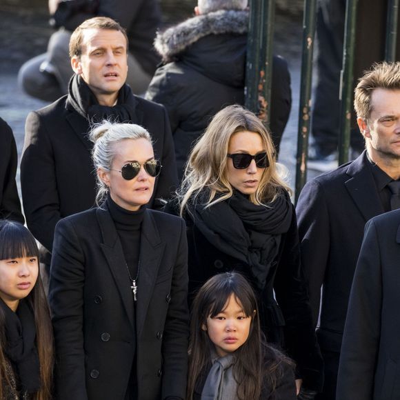 Laeticia Hallyday, ses filles Jade et Joy, Laura Smet et David Hallyday et Brigitte Macron (Trogneux) et le président de la république Emmanuel Macron - Arrivées des personnalités en l'église de La Madeleine pour les obsèques de Johnny Hallyday à Paris. Le 9 décembre 2017