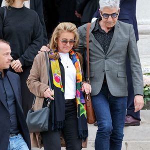 D'autant qu'avec le départ d'Alex, l'icône voit son "équipe américaine" se réduire, évoquant avec nostalgie la mémoire de leur producteur commun, le regretté Keith Olsen.
Sheila sort des obsèques de Françoise Hardy au crématorium du cimetière du Père-Lachaise à Paris, France, le 20 juin 2024.
© Jacovides-Moreau/Bestimage