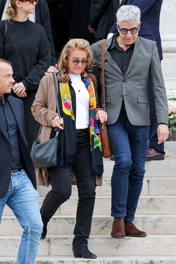 D'autant qu'avec le départ d'Alex, l'icône voit son "équipe américaine" se réduire, évoquant avec nostalgie la mémoire de leur producteur commun, le regretté Keith Olsen.

Sheila sort des obsèques de Françoise Hardy au crématorium du cimetière du Père-Lachaise à Paris, France, le 20 juin 2024. 

© Jacovides-Moreau/Bestimage
