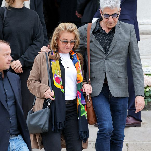 D'autant qu'avec le départ d'Alex, l'icône voit son "équipe américaine" se réduire, évoquant avec nostalgie la mémoire de leur producteur commun, le regretté Keith Olsen.

Sheila sort des obsèques de Françoise Hardy au crématorium du cimetière du Père-Lachaise à Paris, France, le 20 juin 2024. 

© Jacovides-Moreau/Bestimage