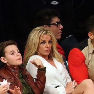 Britney Spears et son compagnon Sam Asghari sont allés assister à un match des Lakers à Los Angeles. Les enfants de Britney, Sean Federline et Jayden James Federline sont de la partie! Le 29 novembre 2017 © Prensa Internacional via Zuma/Bestimage