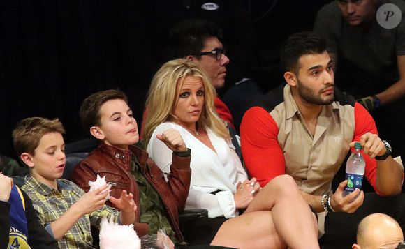 Britney Spears et son compagnon Sam Asghari sont allés assister à un match des Lakers à Los Angeles. Les enfants de Britney, Sean Federline et Jayden James Federline sont de la partie! Le 29 novembre 2017 © Prensa Internacional via Zuma/Bestimage