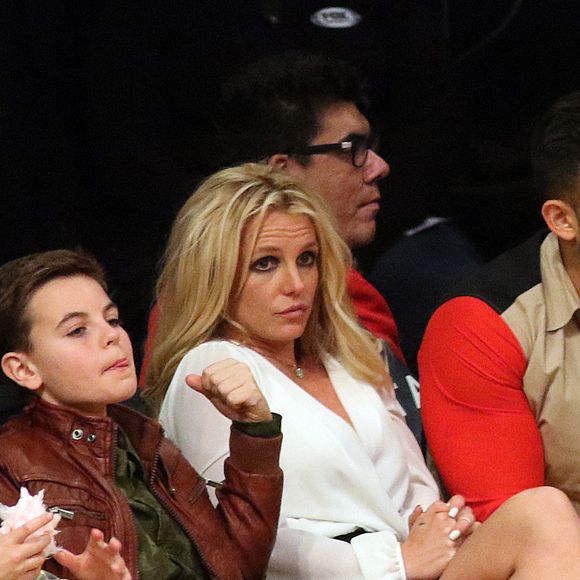 Britney Spears et son compagnon Sam Asghari sont allés assister à un match des Lakers à Los Angeles. Les enfants de Britney, Sean Federline et Jayden James Federline sont de la partie! Le 29 novembre 2017 © Prensa Internacional via Zuma/Bestimage