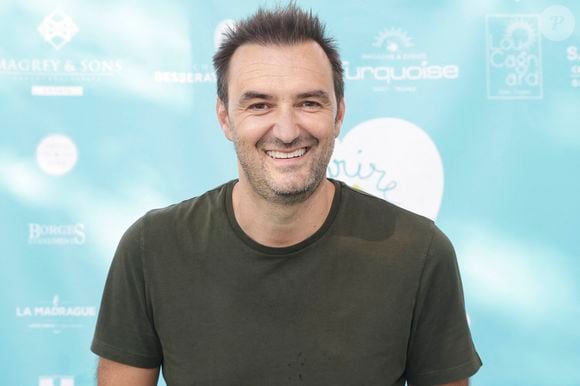 Cyril Lignac lors d'un tournoi de pétanque  place des Lices organisé par le magazine Turquoise pour l'association Sourire à la vie à Saint-Tropez le 10 août 2022.

© Jack Tribeca / Bestimage