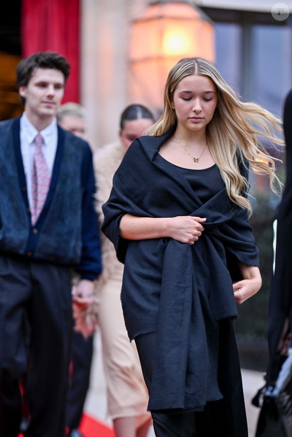 Harper Beckham - Victoria Beckham, accompagnée de sa famille, à la sortie de l'Hôtel La Réserve pour se rendre au ministère de la Culture pour être élevée au rang de Chevalier des Arts et des Lettres à Paris, France, le 26 janvier 2026. © Yehiel Chekroune/Bestimage
