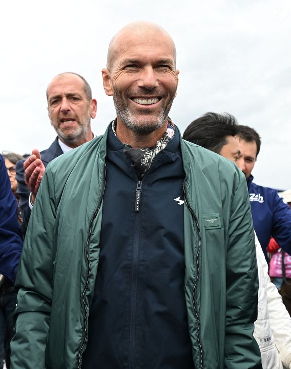 Zinedine Zidane va devenir ambassadeur du palace situé en Italie

Exclusif - Zinedine Zidane interviewé par Vincent Cerutti lors des 24H du Mans 2024, le 15 juin 2024. Frédéric Chambert / Panoramic / Bestimage