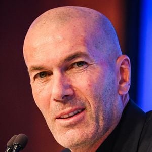 Il a ainsi choisi d'appeler plusieurs nouveaux joueurs, mais aussi des piliers de l'équipe constituée par son prédécesseur Didier Deschamps

Le sélectionneur de l'équipe de France de football Zinédine Zidane lors d'une conférence de presse pour dévoiler le groupe retenu pour les prochains matchs de la Ligue des nations au siège de la FFF à Paris, France, le 18 septembre 2026. (Credit Image: © Matthieu Mirville/ZUMA Press Wire / Bestimage)