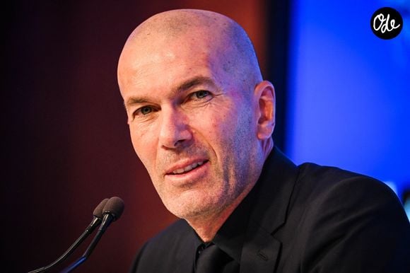 Il a ainsi choisi d'appeler plusieurs nouveaux joueurs, mais aussi des piliers de l'équipe constituée par son prédécesseur Didier Deschamps

Le sélectionneur de l'équipe de France de football Zinédine Zidane lors d'une conférence de presse pour dévoiler le groupe retenu pour les prochains matchs de la Ligue des nations au siège de la FFF à Paris, France, le 18 septembre 2026. (Credit Image: © Matthieu Mirville/ZUMA Press Wire / Bestimage)