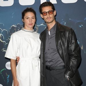 Pierre Niney et sa compagne Natasha Andrews - Avant-première de la série "Gourou" au cinéma Pathé Palace à Paris le 26 janvier 2026. © Coadic Guirec/Bestimage