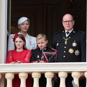 Bien évidemment, le prince Albert est apparu lui aussi sur le balcon du Palais princier durant cet évènement 

Le prince Albert II de Monaco et la princesse Charlène de Monaco avec leurs enfants le prince Jacques de Monaco, marquis des Baux, et la princesse Gabriella de Monaco, comtesse de Carladès - La famille princière de Monaco au balcon du palais, à l'occasion de la Fête Nationale de Monaco, le 19 novembre 2025. © Dominique Jacovides/Bestimage