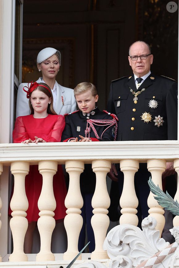 Bien évidemment, le prince Albert est apparu lui aussi sur le balcon du Palais princier durant cet évènement 

Le prince Albert II de Monaco et la princesse Charlène de Monaco avec leurs enfants le prince Jacques de Monaco, marquis des Baux, et la princesse Gabriella de Monaco, comtesse de Carladès - La famille princière de Monaco au balcon du palais, à l'occasion de la Fête Nationale de Monaco, le 19 novembre 2025. © Dominique Jacovides/Bestimage