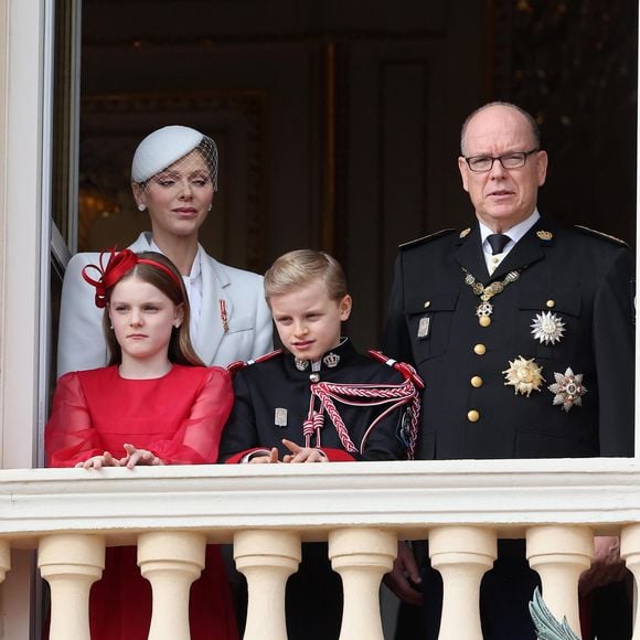 Bien évidemment, le prince Albert est apparu lui aussi sur le balcon du Palais princier durant cet évènement 

Le prince Albert II de Monaco et la princesse Charlène de Monaco avec leurs enfants le prince Jacques de Monaco, marquis des Baux, et la princesse Gabriella de Monaco, comtesse de Carladès - La famille princière de Monaco au balcon du palais, à l'occasion de la Fête Nationale de Monaco, le 19 novembre 2025. © Dominique Jacovides/Bestimage