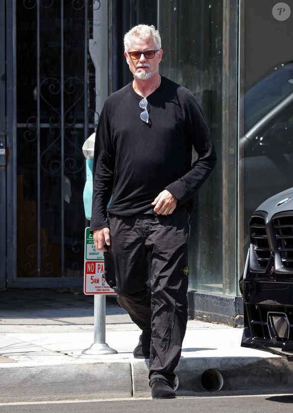 Son état de santé se dégrade et nécessite désormais une assistance médicale permanente. 

Eric Dane et Rebecca Gayheart ont eu une conversation après que l'acteur a été vu la veille avec sa compagne présumée Priya Jain à Los Angeles au printemps 2025 @Backgrid USA / Bestimage