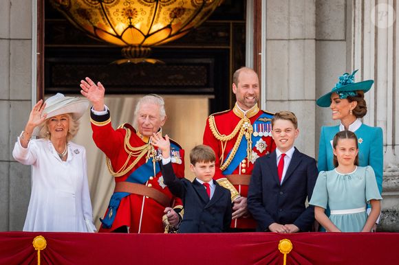 (de gauche à droite) La reine Camilla, le roi Charles III, le prince Louis, le prince de Galles, le prince George, la princesse de Galles et la princesse Charlotte sur le balcon du palais de Buckingham, à Londres, pour assister au défilé aérien qui suit la cérémonie de la montée des couleurs dans le centre de Londres, à l'occasion de l'anniversaire officiel du roi Charles III.  Le 14 juin 2025. Photo by Aaron Chown/PA Wire/ABACAPRESS.COM