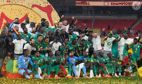 Les joueurs du Sénégal célèbrent avec le trophée après avoir remporté la finale de la Coupe d'Afrique des Nations entre le Sénégal et le Maroc à Rabat, Maroc, 18 janv. 2026. (Photo by Aissa/Xinhua/ABACAPRESS.COM
