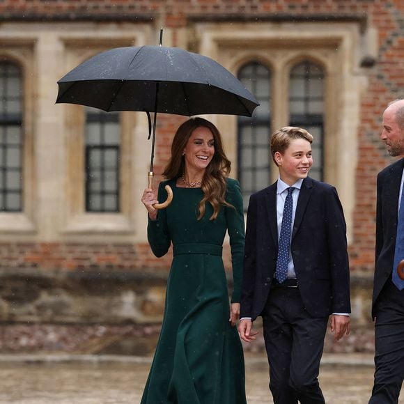 Le prince George de Galles, fait sa rentrée au collège d'Eton entouré de ses parents, le prince William, prince de Galles, et Catherine (Kate) Middleton, princesse de Galles, le 8 septembre 2026.  © PA Wire/PA Images / Bestimage