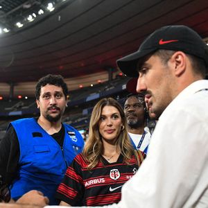 Une famille qui est sans cesse à ses côtés.

Iris Mittenaere, ancienne Miss France, et son compagnon Antoine Dupont, accompagné de son frère Clément Dupont, assistent à la finale du Top 14 de rugby opposant Toulouse à Montpellier au Stade de France à Saint-Denis, en France, le 27 juin 2026. 

Photo de Florian Poitout/ABACAPRESS.COM