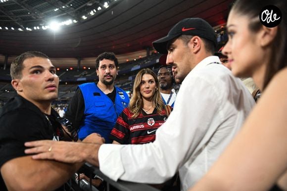 Une famille qui est sans cesse à ses côtés.

Iris Mittenaere, ancienne Miss France, et son compagnon Antoine Dupont, accompagné de son frère Clément Dupont, assistent à la finale du Top 14 de rugby opposant Toulouse à Montpellier au Stade de France à Saint-Denis, en France, le 27 juin 2026. 

Photo de Florian Poitout/ABACAPRESS.COM