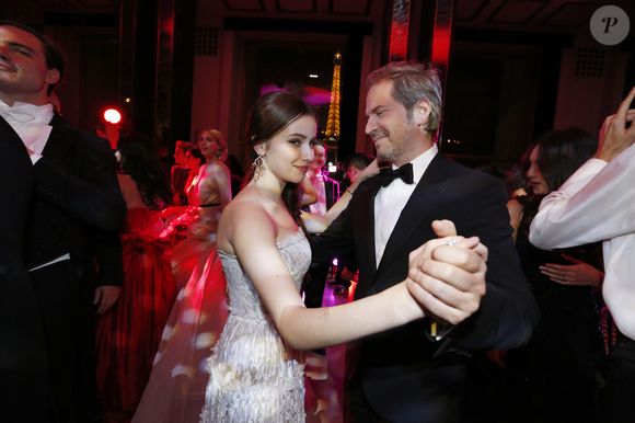 Madeleine, plus discrète, a intégré la haute société en 2015 lors du bal des débutantes.

Madeleine Thompson danse avec son père Christopher Thompson lors de la vingt-troisième édition du Bal au Palais de Chaillot à Paris, le 28 novembre 2015. 

© Le Bal/Jacovides/Borde/Moreau/Bestimage