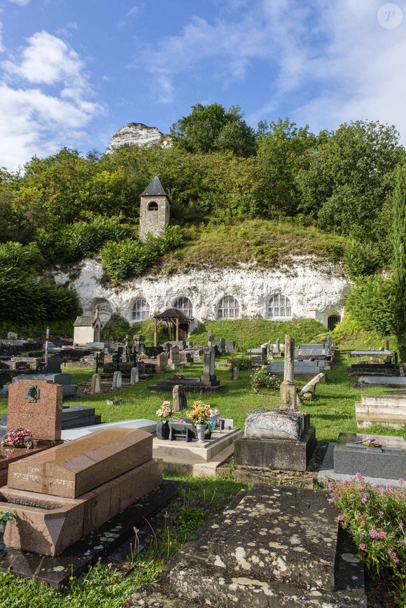 Et qui possède la seule église d'Île-de-France (et l'une des rares du pays, cinq en France) à être entièrement creusée dans une falaise


Haute Isle (95), l'eglise troglodytique de l'Annonciation - Photo par Quinet JM/Belpress/ANDBZ/ABACAPRESS.COM