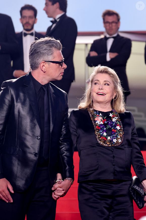 Benjamin Biolay, Catherine Deneuve - Descente des marches du film « Marcello Mio » lors du 77ème Festival International du Film de Cannes, au Palais des Festivals à Cannes. Le 21 mai 2024
© Jacovides-Moreau / Bestimage