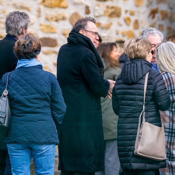 Julien Lepers aux obsèques du chanteur Herbert Léonard au crématorium de Saint-Fargeau-Ponthierry, France, le 12 mars 2025. © Bestimage