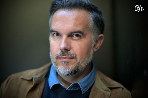 Ce roman suivra notamment un enquêteur confronté à la présence d'un grand requin blanc qui sème la panique dans une station balnéaire bretonne.

Rendez-vous avec Maxime Chattam en marge de la 3ème édition du festival du film policier de Reims, le 45 avril 2023.

© Franck Castel / Bestimage