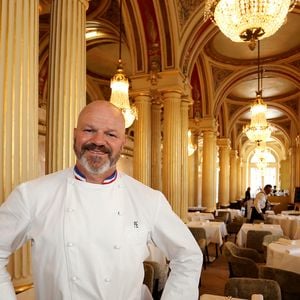 Ce gigantesque établissement de 800m² s'installera prochainement à Argenteuil, dans le Val-d'Oise, bien que la date d'inauguration reste encore secrète.

Exclusif - Le médiatique chef Philippe Etchebest ("Cauchemar en cuisine", "Top chef") pose dans son restaurant le "Quatrième Mur" le jour de son ouverture à Bordeaux le 8 Septembre 2015. Agence / Bestimage