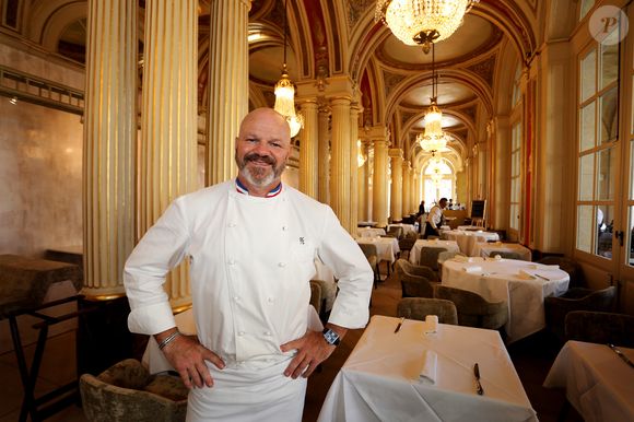 Ce gigantesque établissement de 800m² s'installera prochainement à Argenteuil, dans le Val-d'Oise, bien que la date d'inauguration reste encore secrète.

Exclusif - Le médiatique chef Philippe Etchebest ("Cauchemar en cuisine", "Top chef") pose dans son restaurant le "Quatrième Mur" le jour de son ouverture à Bordeaux le 8 Septembre 2015. Agence / Bestimage