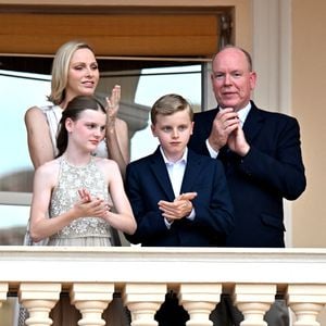 Le prince Albert II de Monaco, la princesse Charlène de Monaco, le prince héréditaire Jacques de Monaco, marquis des Baux, la princesse Gabriella de Monaco, comtesse de Carladès, lors de la célébration de la fête de la Saint Jean sur la Place du Palais princier de Monaco, le 23 juin 2026. La Saint Jean est à l'origine une fête païenne puis chrétienne. Pour les païens, c'était une fête qui célébrait les moissons. Une fois christianisée, cette fête est devenue celle du solstice d'été et donc la fête de la lumière. © Bruno Bebert / Bestimage