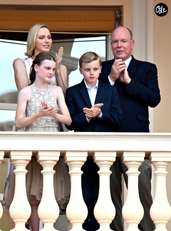 Le prince Albert II de Monaco, la princesse Charlène de Monaco, le prince héréditaire Jacques de Monaco, marquis des Baux, la princesse Gabriella de Monaco, comtesse de Carladès, lors de la célébration de la fête de la Saint Jean sur la Place du Palais princier de Monaco, le 23 juin 2026. La Saint Jean est à l'origine une fête païenne puis chrétienne. Pour les païens, c'était une fête qui célébrait les moissons. Une fois christianisée, cette fête est devenue celle du solstice d'été et donc la fête de la lumière. © Bruno Bebert / Bestimage