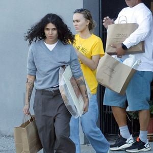 Exclusif - Lily Rose Depp et sa compagne 070 Shake dénichent des pièces chez les antiquaires de Los Angeles. Backgrid USA / Bestimage