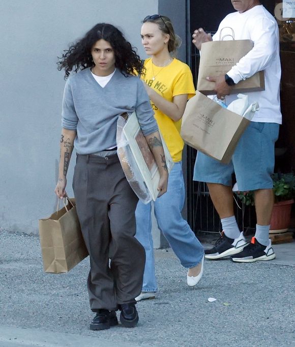Exclusif - Lily Rose Depp et sa compagne 070 Shake dénichent des pièces chez les antiquaires de Los Angeles. Backgrid USA / Bestimage