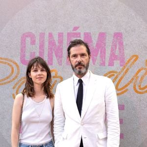 Melvil Poupaud a aussi eu la joie de connaître la parentalité. Avec Georgina Tacou, il est le père d'une fille, Anna-Livia, qui a presque le même prénom que celle... de Chiara !
Melvil Poupaud et sa fille Anna Livia Poupaud lors de la 5ème édition du festival "Cinéma Paradiso Louvre 2025" à Paris le 3 juillet 2025. Crédit Jérémy Melloul/Bestimage