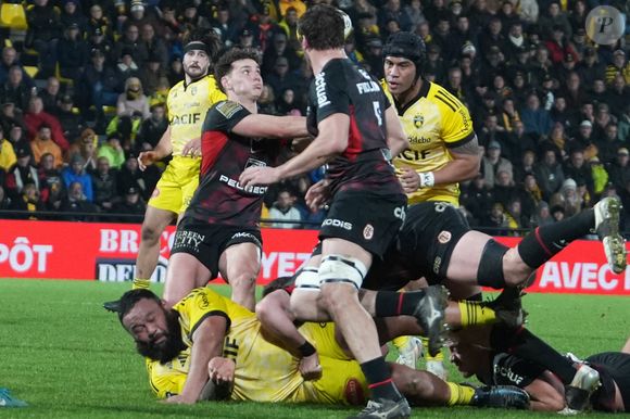 Uini Atonio, Ulupano Seuteni du Stade Rochelais et Thomas Alary du Stade toulousain lors du match du championnat de France Top 14 entre le Stade Rochelais et le Stade Toulousain le 4 janvier 2025 au stade Marcel Deflandre à La Rochelle, France.

© Laurent Lairys/PsnewZ/Bestimage