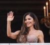 C’est finalement Vogue qui a levé le voile sur LA robe de l’été, celle portée par Lauren Sánchez pour dire "oui" à Jeff Bezos...
Lauren Sánchez éblouit dans une robe embellie aux tons blush tout en tenant une pochette étincelante sur laquelle on peut lire Mrs. Bezos, alors qu'elle et son fiancé Jeff Bezos quittent leur hôtel à Venise. Backgrid UK/Bestimage