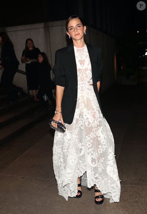 Et a été condamnée à 1155 euros d'amende et une suspension de permis de 6 mois pour excès de vitesse

Emma Watson - Arrivées à la soirée de gala de la Fondation Kering "Caring for Women" à New York le 15 septembre 2022. BESTIMAGE